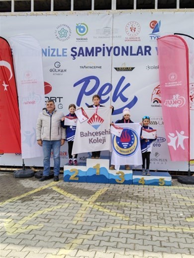 ''OKUL SPORLARI İL ŞAMPİYONASI YELKEN YARIŞLARINDA'' 32 SPORCU MAVİ SULARDA YELKEN AÇTI. 