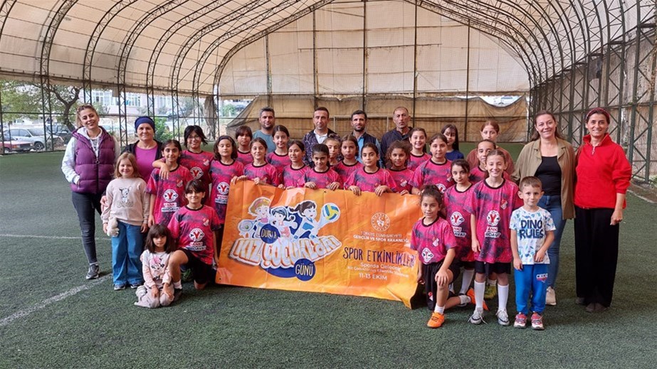 İL VE İLÇELERİMİZDE ''11 EKİM DÜNYA KIZ ÇOCUKLARI GÜNÜ SPOR ETKİNLİKLERİNDE'' ÇEŞİTLİ BRANŞLARDA KIZ SPORCU VE TAKIMLARIMIZLA GÜNÜN ANLAM VE FARKINDAL