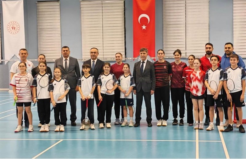 TEKİRDAĞ VALİMİZ RECEP SOYTÜRK VE KAYMAKAMIMIZ NİYAZİ ERTEN ÇORLU İLÇEMİZDE BADMİNTON SPORCULARIMIZLA BİR ARAYA GELDİ.