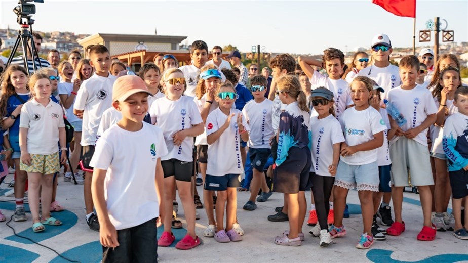 "9.ULUSLARARASI SÜLEYMANPAŞA OPTİMİST CUP VE 8.CHERRY COUNTRY CUP YELKEN YARIŞLARINDA" RÜZGARLA YARIŞAN GENÇ YETENEKLER MADALYALARINA KAVUŞTU.
