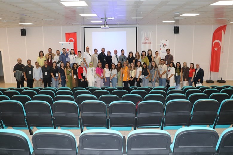 GEREKSİNİMLİ BİREYLER İÇİN YENİLİKÇİ EĞİTİM PROJELERİ SEMİNERİ" GÜNEBAKAN YURDUMUZUN KONFERANS SALONUNDA DÜZENLENDİ.