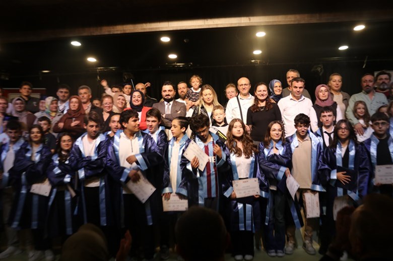 36 AYLIK ‘’DENEYAP TEKNOLOJİ ATÖLYESİ’’ YOLCULUĞUNDA İLİMİZİN İLK MEZUNLARI ‘’GELECEĞİN TEKNOLOJİ YILDIZLARI’’ KEPLERİNİ HAVAYA ATARAK MEZUN OLMALARIN