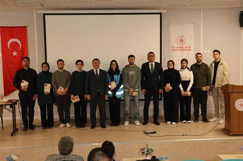 GENÇLİK VE SPOR İL MÜDÜRLÜĞÜMÜZCE DÜZENLENEN "KONFERANS VE BİLGİ YARIŞMASINDA" MİLLİ ŞAİRİMİZ MEHMET AKİF ERSOY VEFATININ 89.YILINDA RAHMET VE MİNNETL