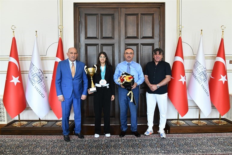 KİCK BOKS SPORCUMUZ MEYRA AYDIN, BİRİNCİLİK KUPASI  İLE SAYIN VALİMİZ SOYTÜRK'Ü MAKAMINDA ZİYARET ETTİ.