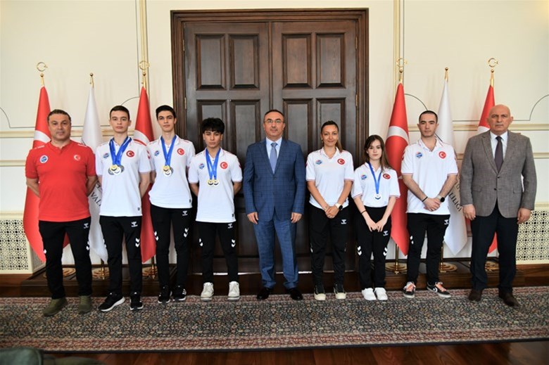 SERBEST DALIŞ DÜNYA ŞAMPİYONASI'NDAN 11 MADALYA İLE DÖNEN SPORCULARIMIZ,  SAYIN VALİMİZ SOYTÜRK'Ü MAKAMINDA ZİYARET ETTİ.